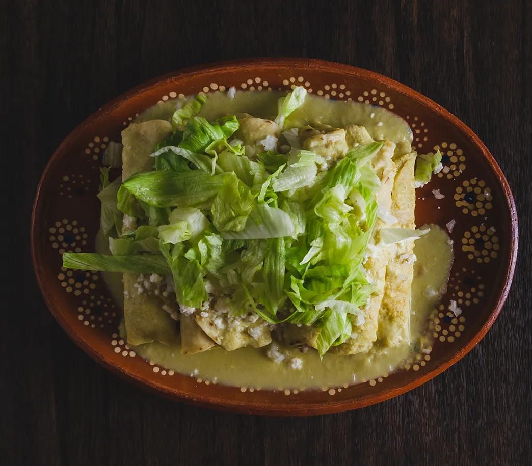 Tacos dorados de atún en caldillo verde