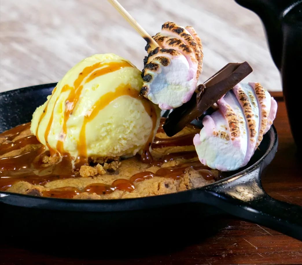 Galleta en sartén con helado y caramelo de pimienta