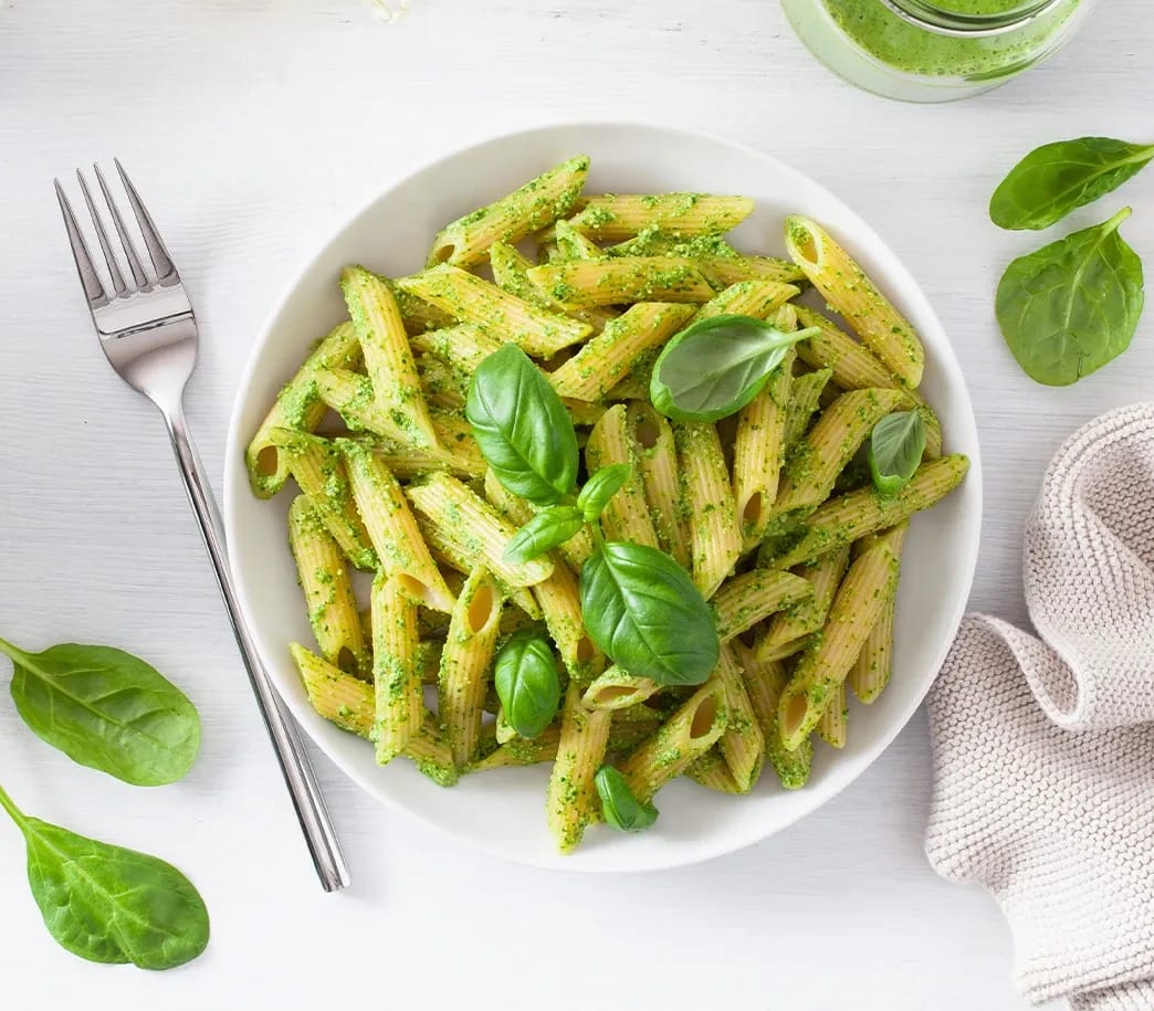 Penne en salsa de albahaca con espinaca